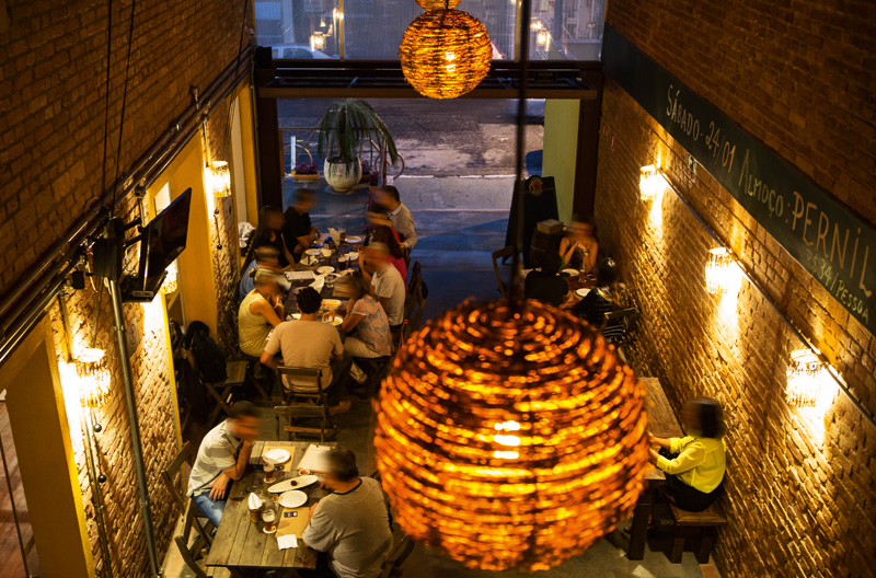 O ambiente rústico: para bebericar até doze tipos de chope