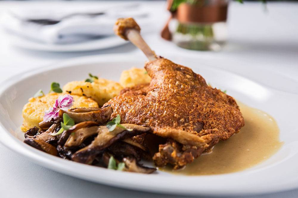 Ser Cozinha Contempor&acirc;nea: molho de mel e mostarda, o duo de coxa e sobrecoxa confitadas de nhoque e cogumelo