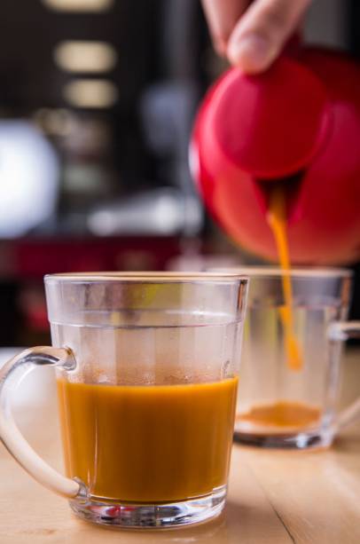 Sopa cremosa de cenoura servida na garrafa térmica Sopa cremosa de cenoura servida na garrafa térmica