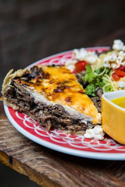 A versão de cogumelos com salada A versão de cogumelos com salada