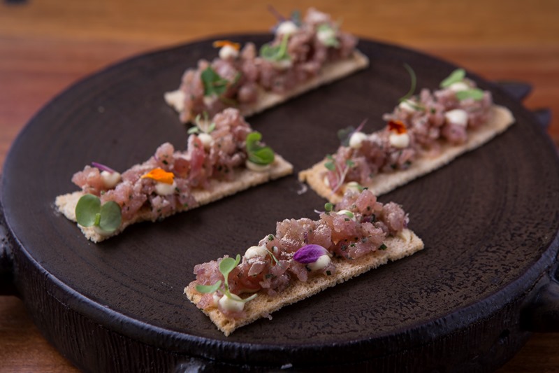 Tartare da carne curada com pó de cogumelo shiitake e maionese de tutano na torrada