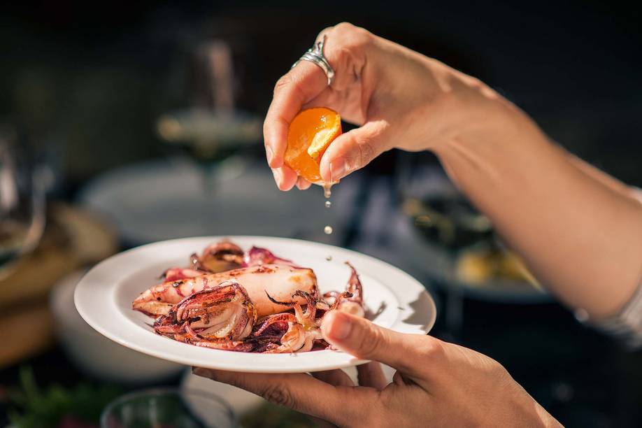 Lulinhas na chapa sobre o carvão ao molho de aïoli Lulinhas na chapa sobre o carvão ao molho de aïoli