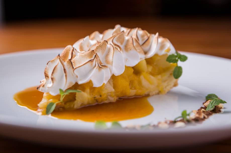 Torta de abacaxi com tartare de manga coberta por merengue com calda de laranja e especiarias