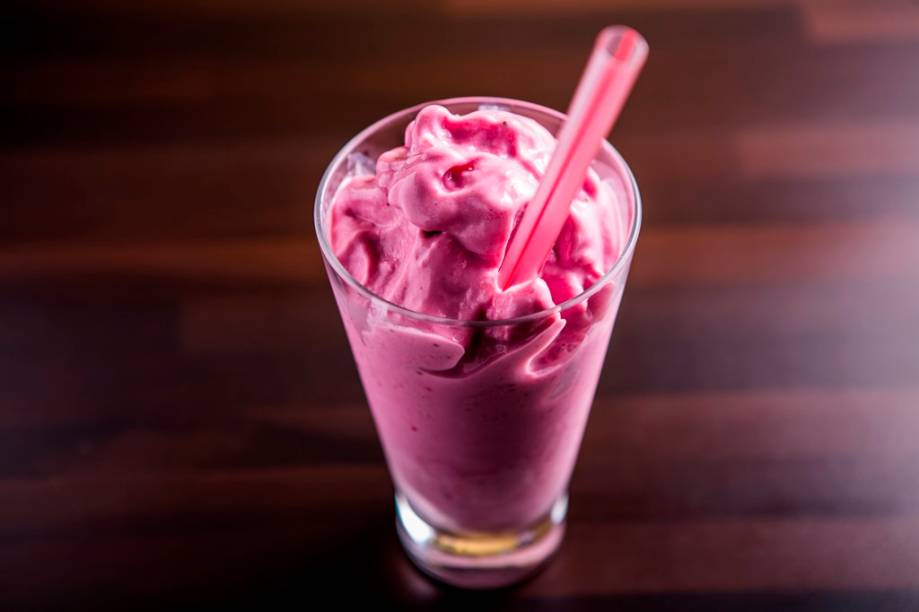 O smoothie de frutas vermelhas é bem consistente O smoothie de frutas vermelhas é bem consistente