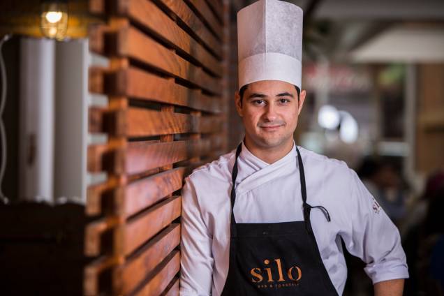 Cabe ao chef Rafael Marino Derobio tocar o dia a dia da cozinha Cabe ao chef Rafael Marino Derobio tocar o dia a dia da cozinha