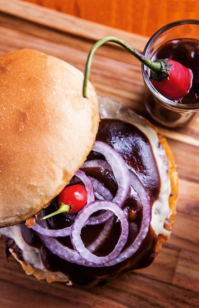 Brooklyn: hambúrguer de 130 gramas mais molho barbecue de cerveja escura, queijo e molho de pimenta Brooklyn: hambúrguer de 130 gramas mais molho barbecue de cerveja escura, queijo e molho de pimenta