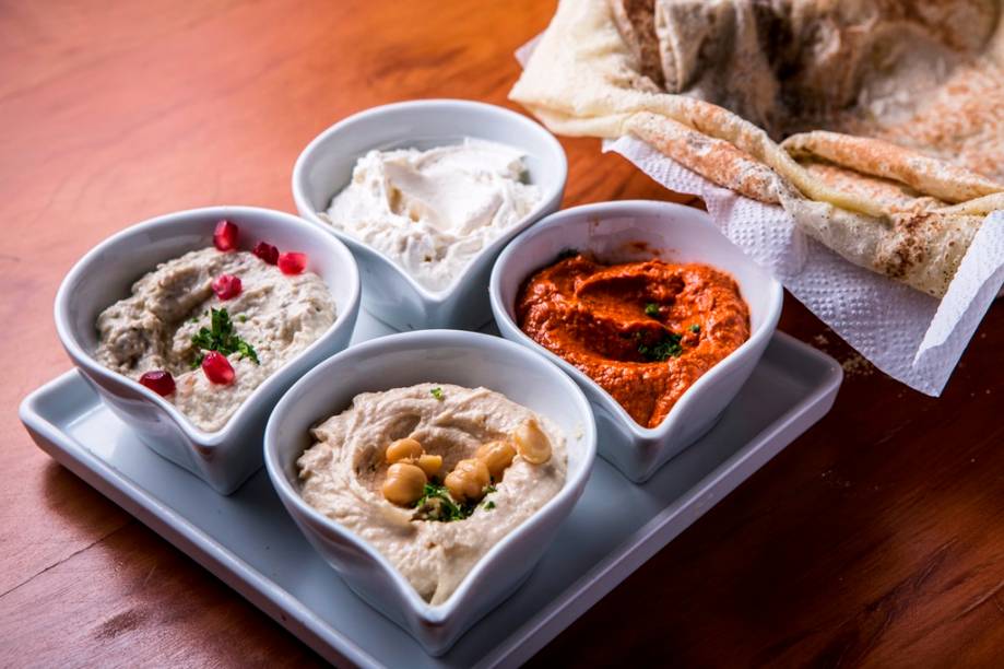 Quarteto de pastas: homus, coalhada seca, babaganuche e muhamara Quarteto de pastas: homus, coalhada seca, babaganuche e muhamara