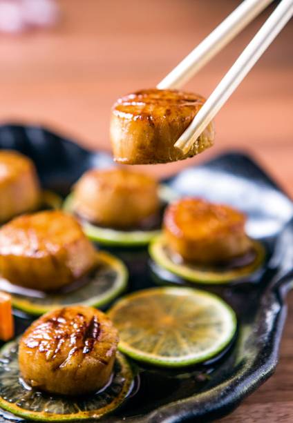 Porção de vieiras grelhadas sobre fatias de limão Porção de vieiras grelhadas sobre fatias de limão