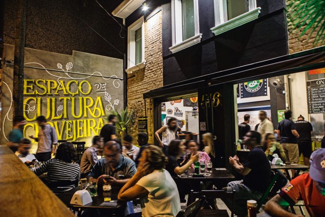 Varanda junto à calçada: bom lugar para beber chope Varanda junto à calçada: bom lugar para beber chope