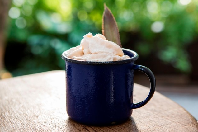 A mistura de vodca ao açaí, açúcar mascavo, geleia de abacaxi e leite de coco, coberto com um chantili de banana A mistura de vodca ao açaí, açúcar mascavo, geleia de abacaxi e leite de coco, coberto com um chantili de banana