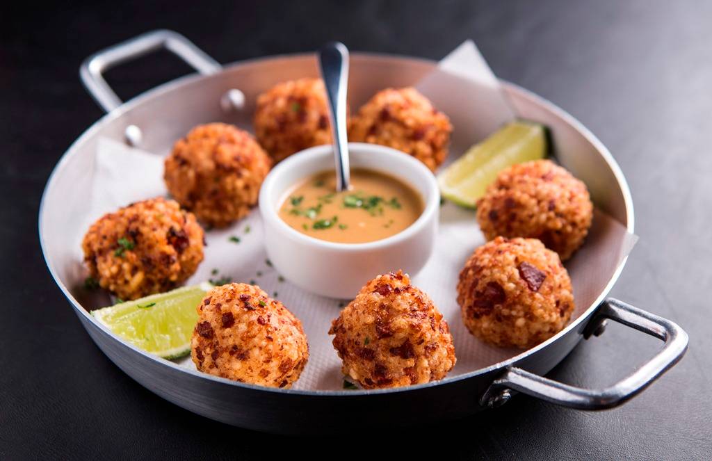 Bolinhos de tapioca e linguiça Bolinhos de tapioca e linguiça