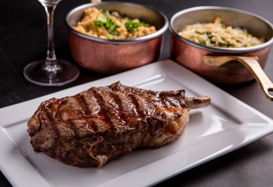 O prime rib, servido no ponto solicitado e acompanhado de arroz biro-biro, fritas e farofa O prime rib, servido no ponto solicitado e acompanhado de arroz biro-biro, fritas e farofa