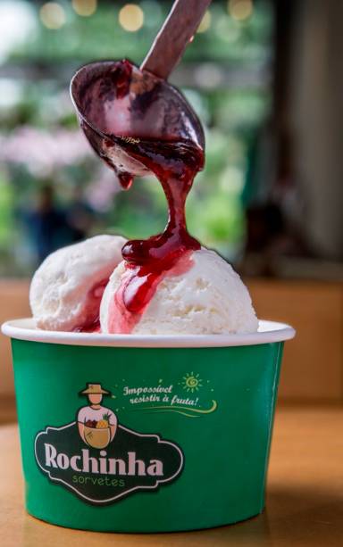 Vendido no sistema self-service, o sorvete de coco branco pode receber a calda de amora Vendido no sistema self-service, o sorvete de coco branco pode receber a calda de amora