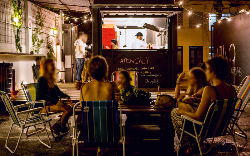 O contêiner e as cadeiras de praia: antigo estacionamento O contêiner e as cadeiras de praia: antigo estacionamento