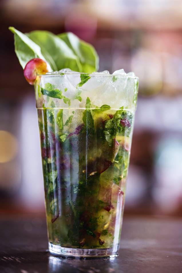 A caipirosca de uva, limão e rúcula A caipirosca de uva, limão e rúcula