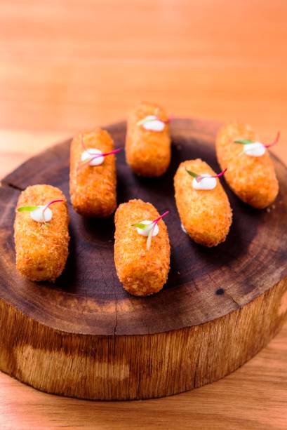 Para beliscar, vá de croquetas de queijo de cabra e alho-poró Para beliscar, vá de croquetas de queijo de cabra e alho-poró