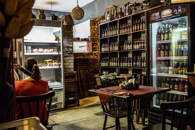 O espaço, de jeitão interiorano, possui uma vendinha de produtos mineiros O espaço, de jeitão interiorano, possui uma vendinha de produtos mineiros