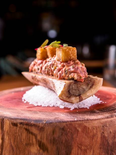 O ótimo steak tartare é montado num osso com pedaços de tutano