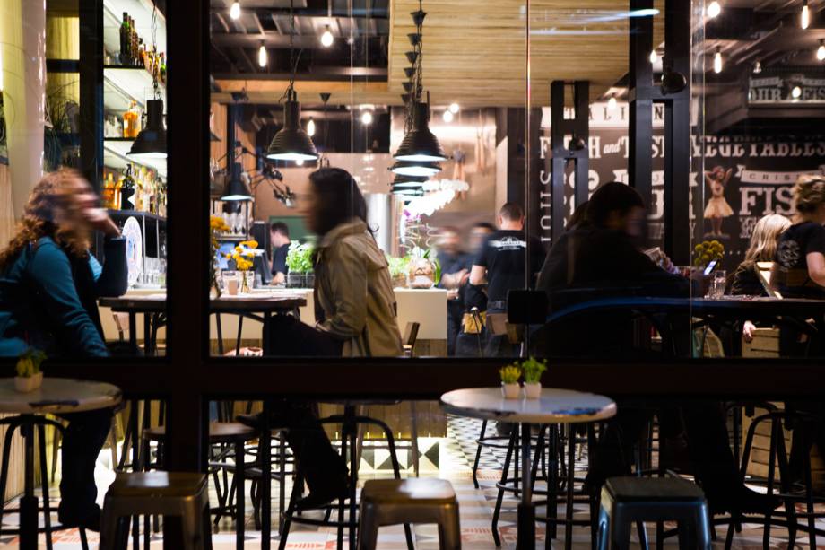 A casa ocupa um bonito imóvel com paredes de vidro A casa ocupa um bonito imóvel com paredes de vidro