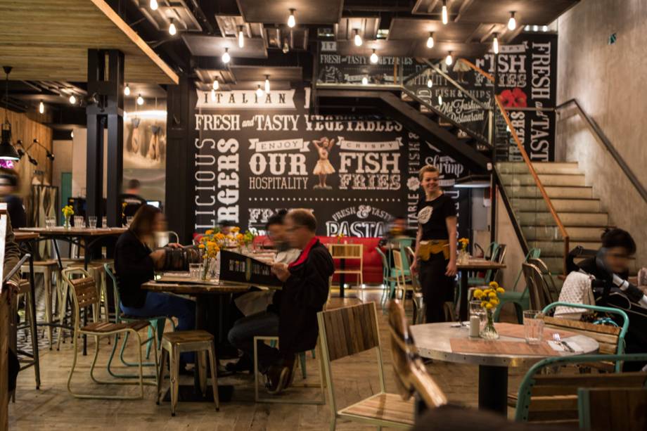 No salão, a inspiração praiana aparece em adereços como pranchas, remos e desenhos de peixes no piso No salão, a inspiração praiana aparece em adereços como pranchas, remos e desenhos de peixes no piso