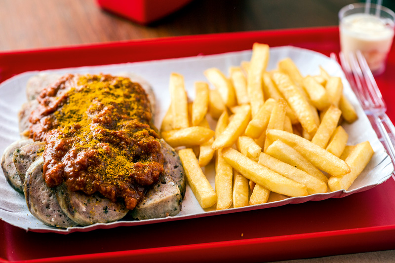 Currywurst: salsicha bratwurst com curry e batata frita Currywurst: salsicha bratwurst com curry e batata frita