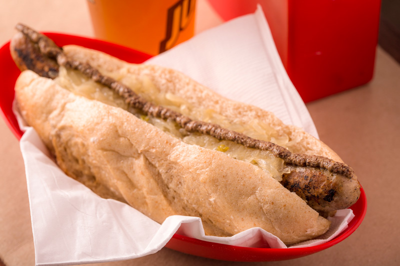 São cinco opções de embutidos para montar os cachorros-quentes São cinco opções de embutidos para montar os cachorros-quentes