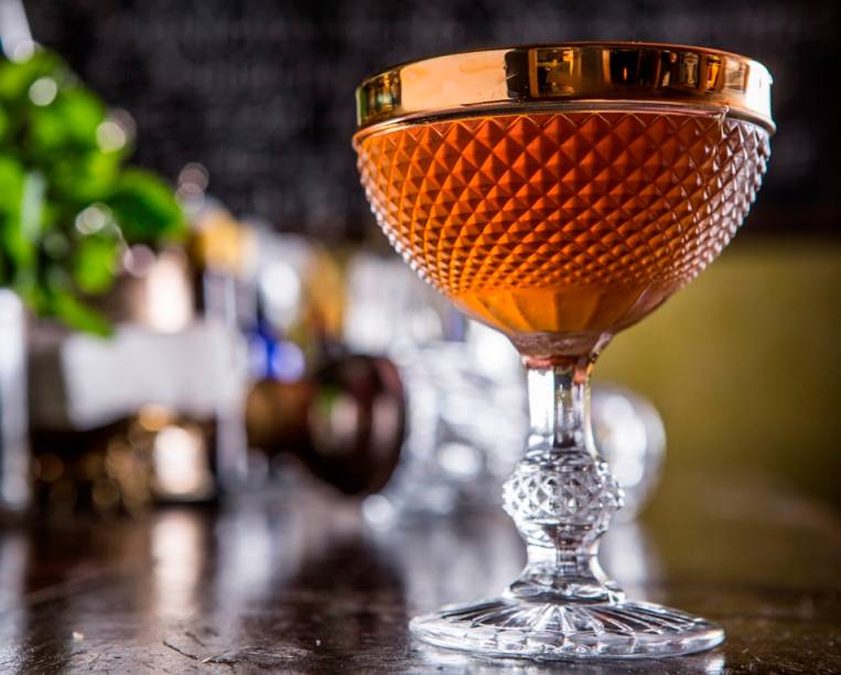 Caramel rob roy: uísque 12 anos, vermute, xarope de caramelo e bitter de laranja Caramel rob roy: uísque 12 anos, vermute, xarope de caramelo e bitter de laranja