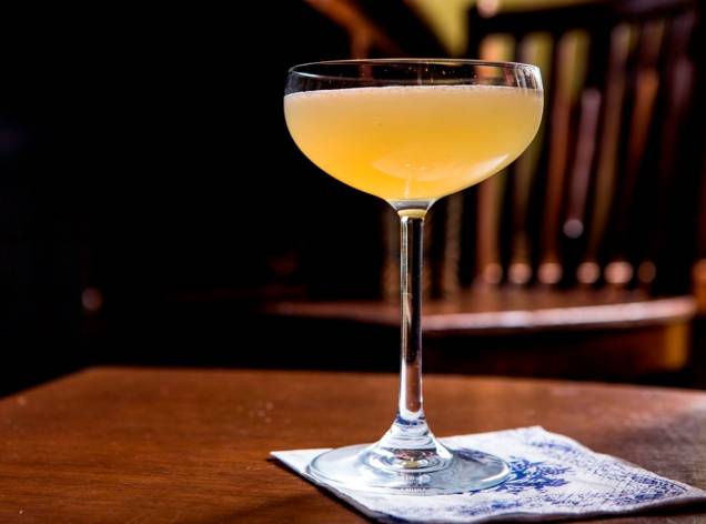 Celery dry: vermute seco, licor de salsão, absinto e limão Celery dry: vermute seco, licor de salsão, absinto e limão