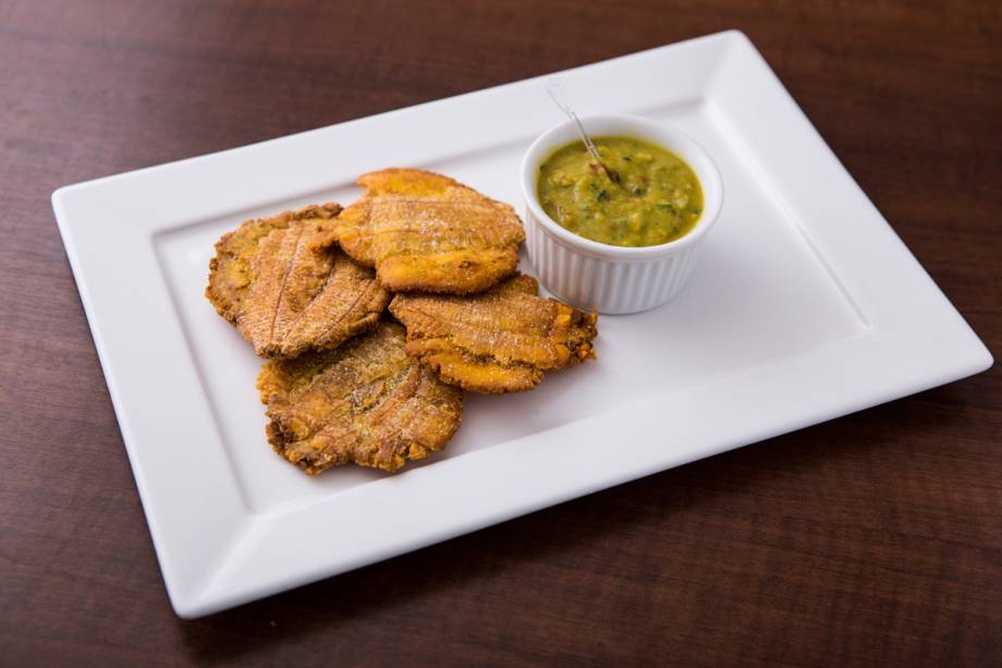 Porção de banana verde frita Porção de banana verde frita