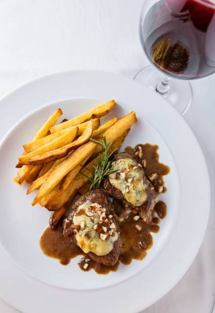 Filé ao queijo gorgonzola: fritas acompanham Filé ao queijo gorgonzola: fritas acompanham