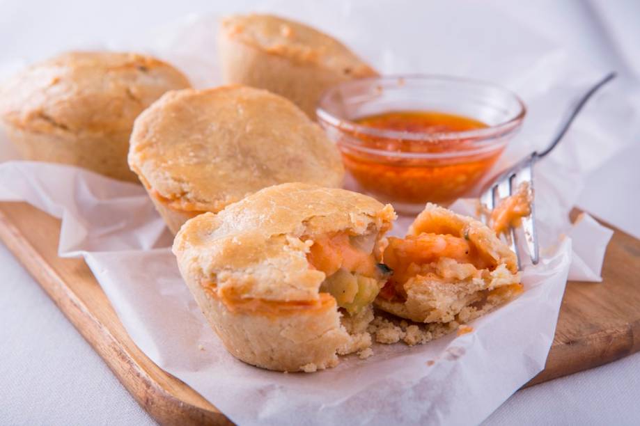 As delicadas empadas de camarão e chuchu abrem o apetite