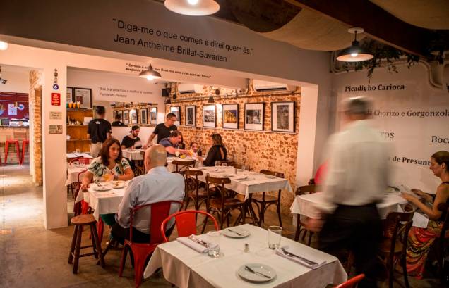 O ambiente da casa, onde as mesas são cobertas por toalhas no jantar O ambiente da casa, onde as mesas são cobertas por toalhas no jantar