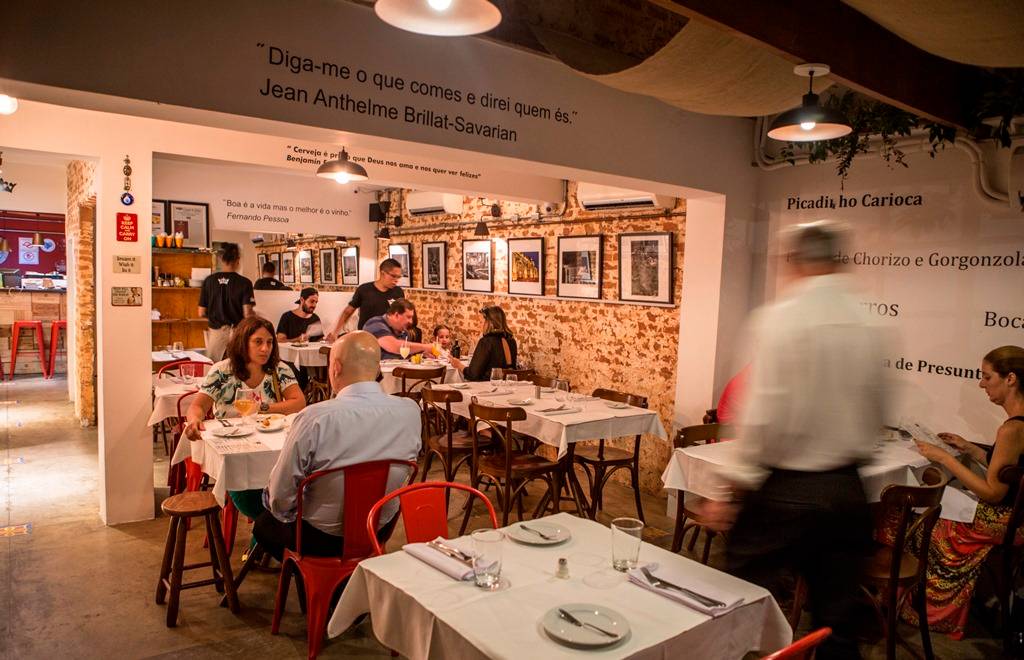 O ambiente da casa, onde as mesas são cobertas por toalhas no jantar O ambiente da casa, onde as mesas são cobertas por toalhas no jantar