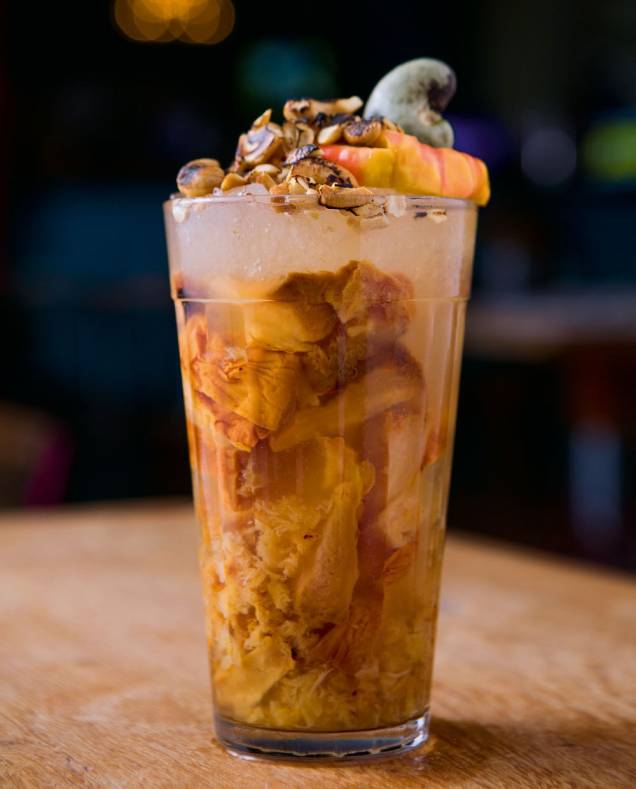 O caju amigo: com castanha-de-caju no topo O caju amigo: com castanha-de-caju no topo