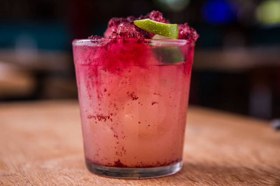 Bombeirinho: cachaça, xarope de romã, limão e beterraba desidratada Bombeirinho: cachaça, xarope de romã, limão e beterraba desidratada