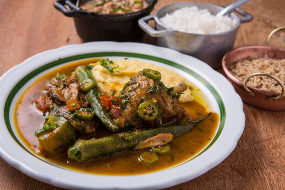 Galinha caipira com angu de milho, abóbora e quiabo tostado Galinha caipira com angu de milho, abóbora e quiabo tostado