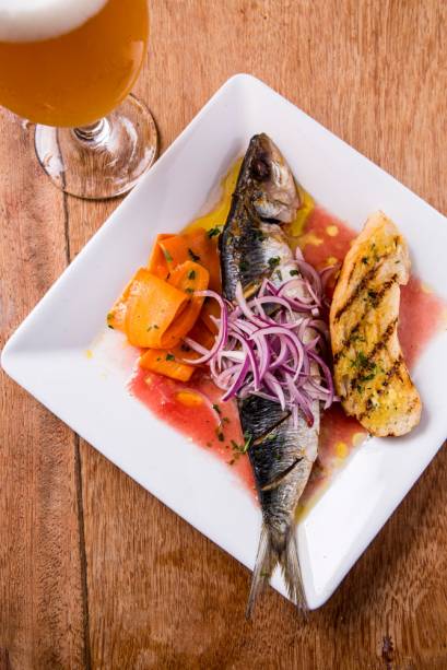 Sardinha escabeche reinterpretada: frita e coberta por cebola-roxa e molho de tomate Sardinha escabeche reinterpretada: frita e coberta por cebola-roxa e molho de tomate