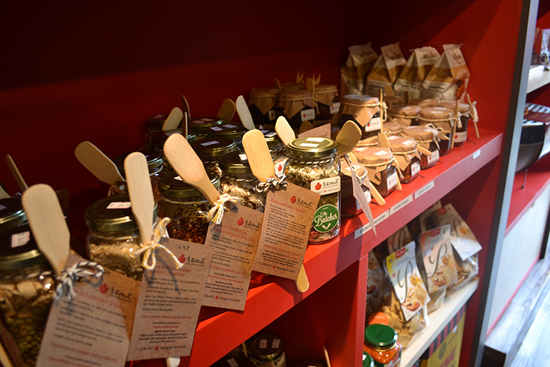 Para um churrasco completo: molhos, arroz e vinagrete exclusivos da casa também estão nas prateleiras Para um churrasco completo: molhos, arroz e vinagrete exclusivos da casa também estão nas prateleiras