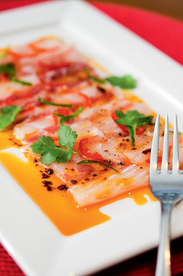 Tiradito del santo, com peixe branco, pimenta e azeite Tiradito del santo, com peixe branco, pimenta e azeite