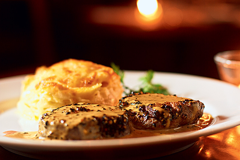 Filé-mignon ao poivre: uma das opções de prato principal Filé-mignon ao poivre: uma das opções de prato principal