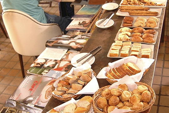 DeliParis é mistura de café e boulangerie DeliParis é mistura de café e boulangerie
