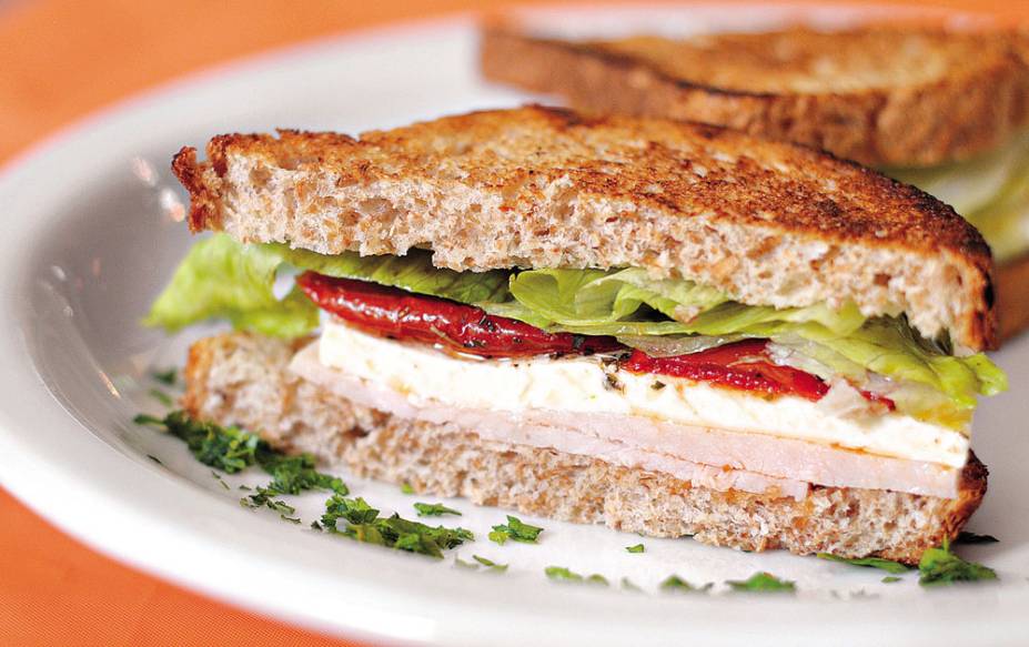 Desfrutti: queijo branco, peito de peru. alface e tomate seco no pão tostado Desfrutti: queijo branco, peito de peru. alface e tomate seco no pão tostado
