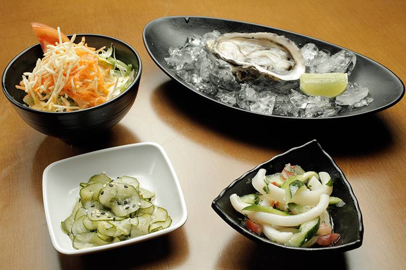A oferta ilimitada inclui ostras frescas, sunomono, salada da casa e lula ao vinagrete A oferta ilimitada inclui ostras frescas, sunomono, salada da casa e lula ao vinagrete