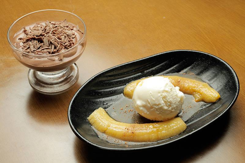 Podem ser saboreadas sobremesas como a banana flambada com sorvete e a musse de chocolate Podem ser saboreadas sobremesas como a banana flambada com sorvete e a musse de chocolate
