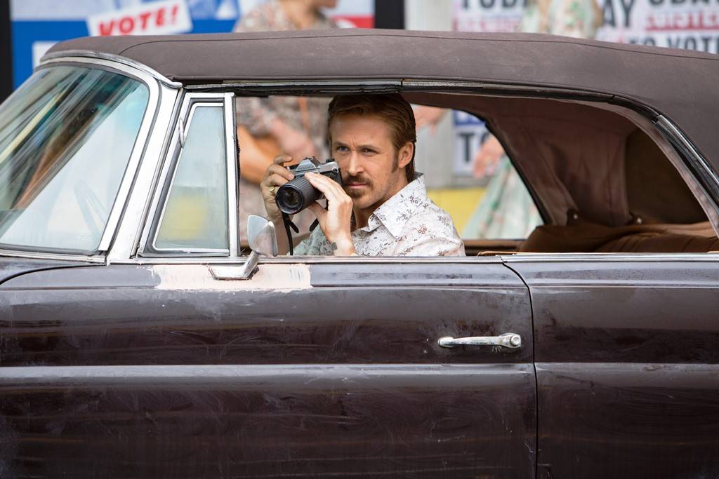Dois Caras Legais: Ryan Gosling vive Holland March, um detetive particular sem sorte Dois Caras Legais: Ryan Gosling vive Holland March, um detetive particular sem sorte