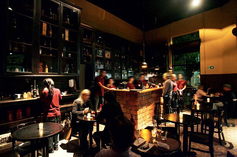 O salão, de estilo rústico: drinques com e sem álcool O salão, de estilo rústico: drinques com e sem álcool
