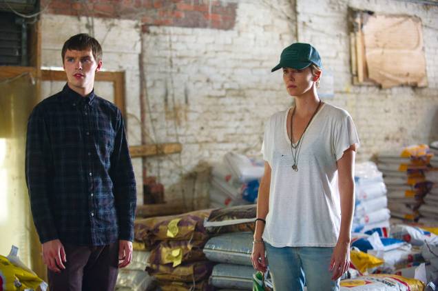 Lugares Escuros: Nicholas Hoult e Charlize Theron, investigação reaberta Lugares Escuros: Nicholas Hoult e Charlize Theron, investigação reaberta