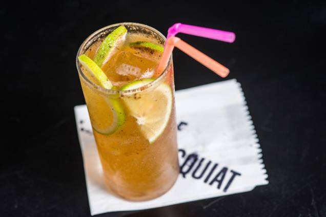 Drinque galo: Jack Daniel’s, licor e suco de laranja, curry e especiarias Drinque galo: Jack Daniel’s, licor e suco de laranja, curry e especiarias