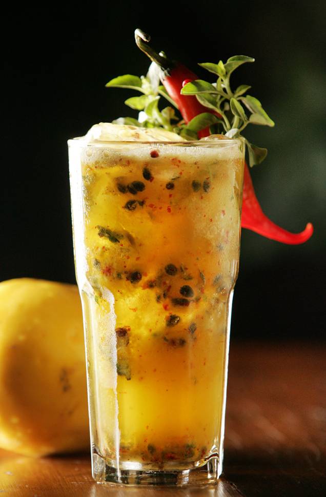 Drinque Mandinga: cachaça, maracujá, limão-siciliano, manjericão e pimenta-rosa Drinque Mandinga: cachaça, maracujá, limão-siciliano, manjericão e pimenta-rosa