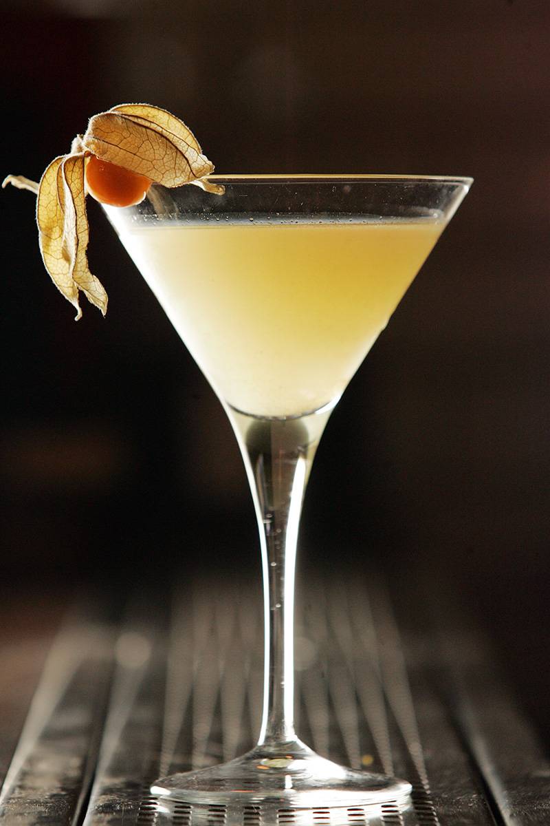 Na carta de bebidas, o side martini é feito de gim, saquê, pera, laranja-kinkan, limão e aroma de gengibre Na carta de bebidas, o side martini é feito de gim, saquê, pera, laranja-kinkan, limão e aroma de gengibre